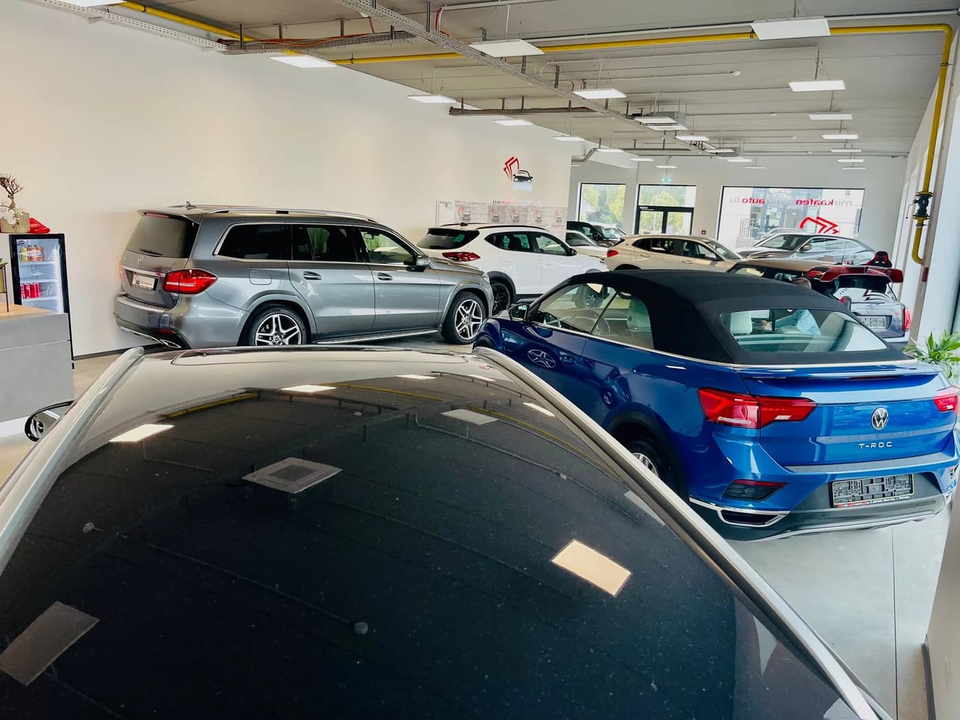 MKAA Showroom Roost Vogelperspektive mit Premium-Fahrzeugen