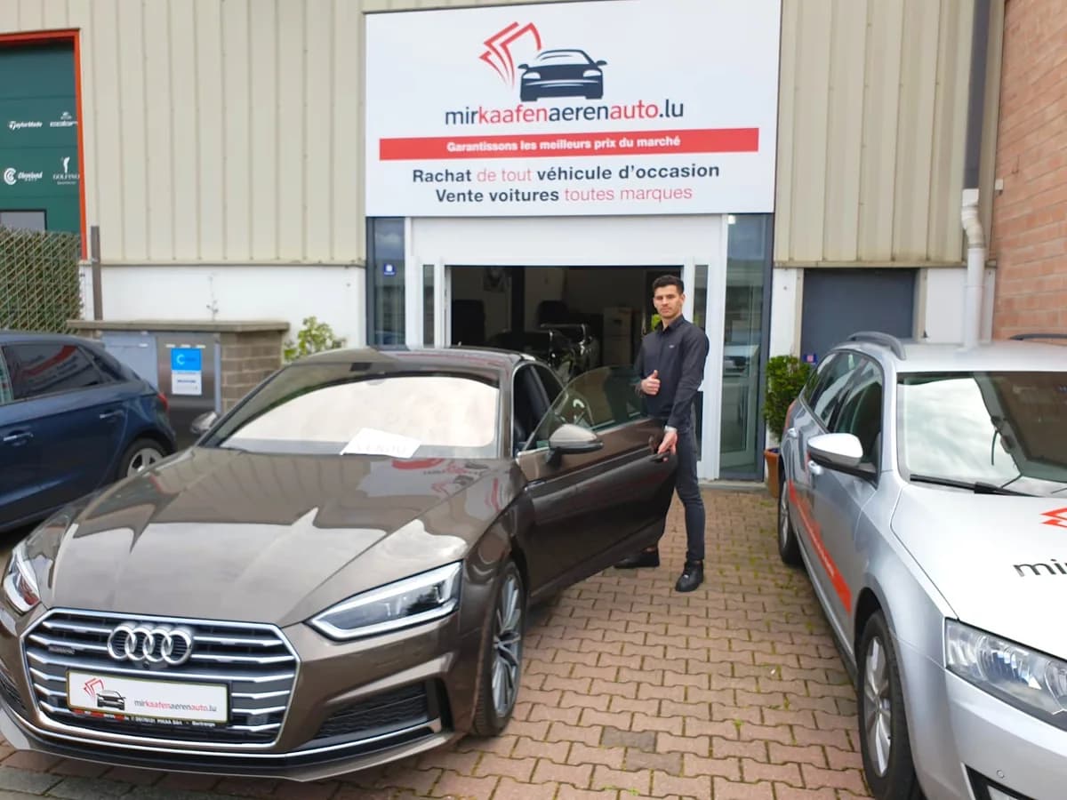Hussein vor dem MKAA Autohaus Bertrange - Ihr Ansprechpartner für Autoankauf in Luxemburg