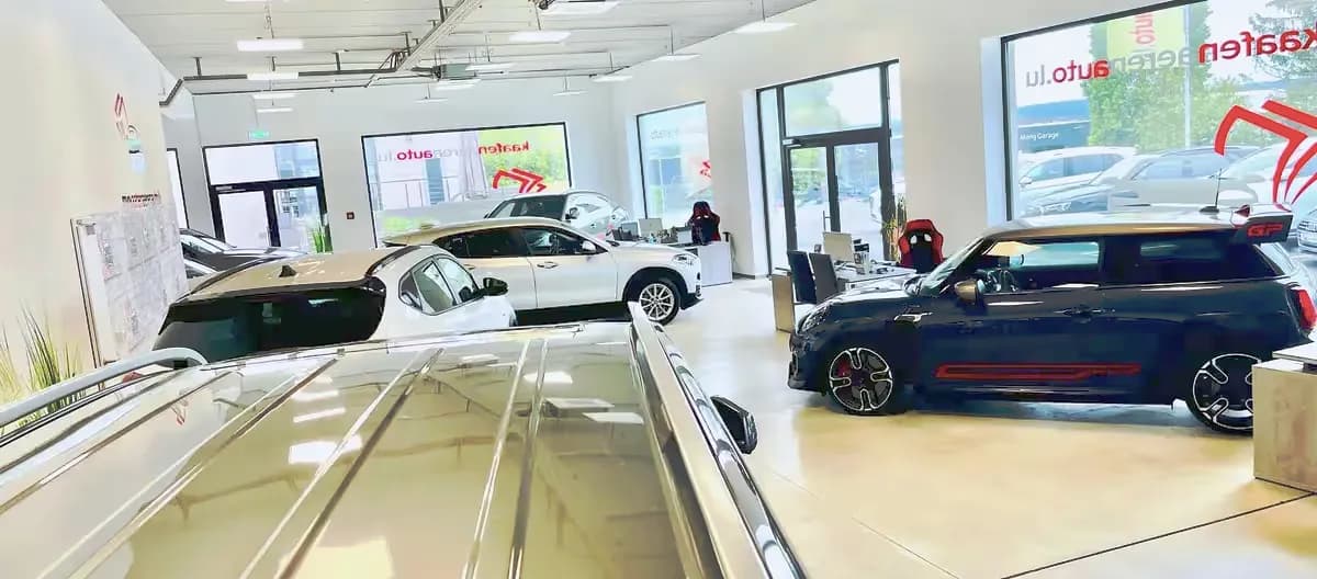 MKAA Showroom Roost Panorama - Mini JCW und Premium-Fahrzeuge in Luxemburg