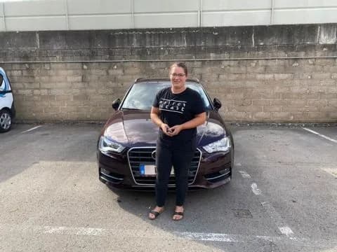 Kundin mit ihrem Audi A3 Sportback bei MKAA