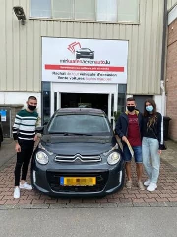 Drei MKAA-Kunden mit ihrem schwarzen Citroen C1 vor der Filiale Bertrange