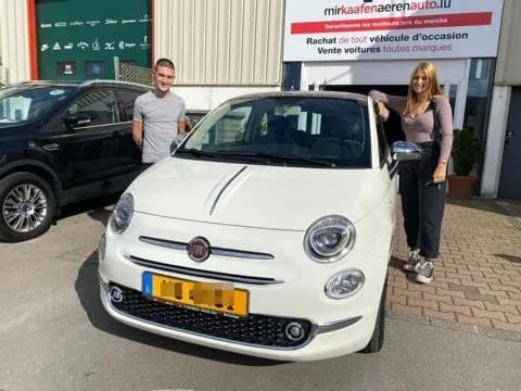 Pärchen mit ihrem Fiat 500 bei MKAA