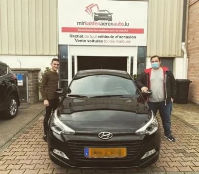 Zwei Kunden mit ihrem Hyundai i20 bei MKAA