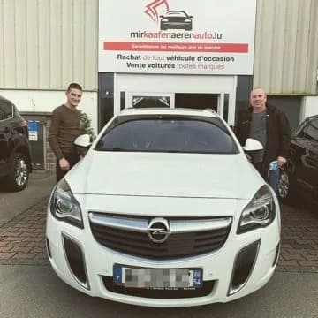 Zwei Kunden mit ihrem Opel Insignia OPC bei MKAA