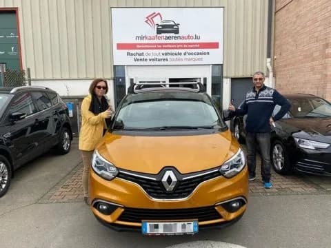 Pärchen mit ihrem Renault Scenic bei MKAA