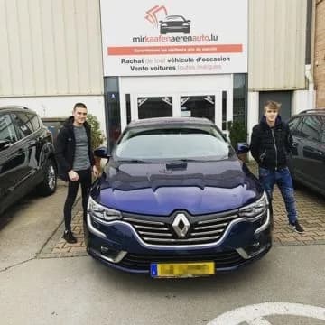 Zwei Kunden mit ihrem Renault Talisman bei MKAA