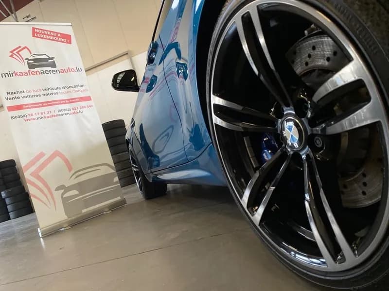 BMW Felge und MKAA Werbebanner im Showroom Luxemburg